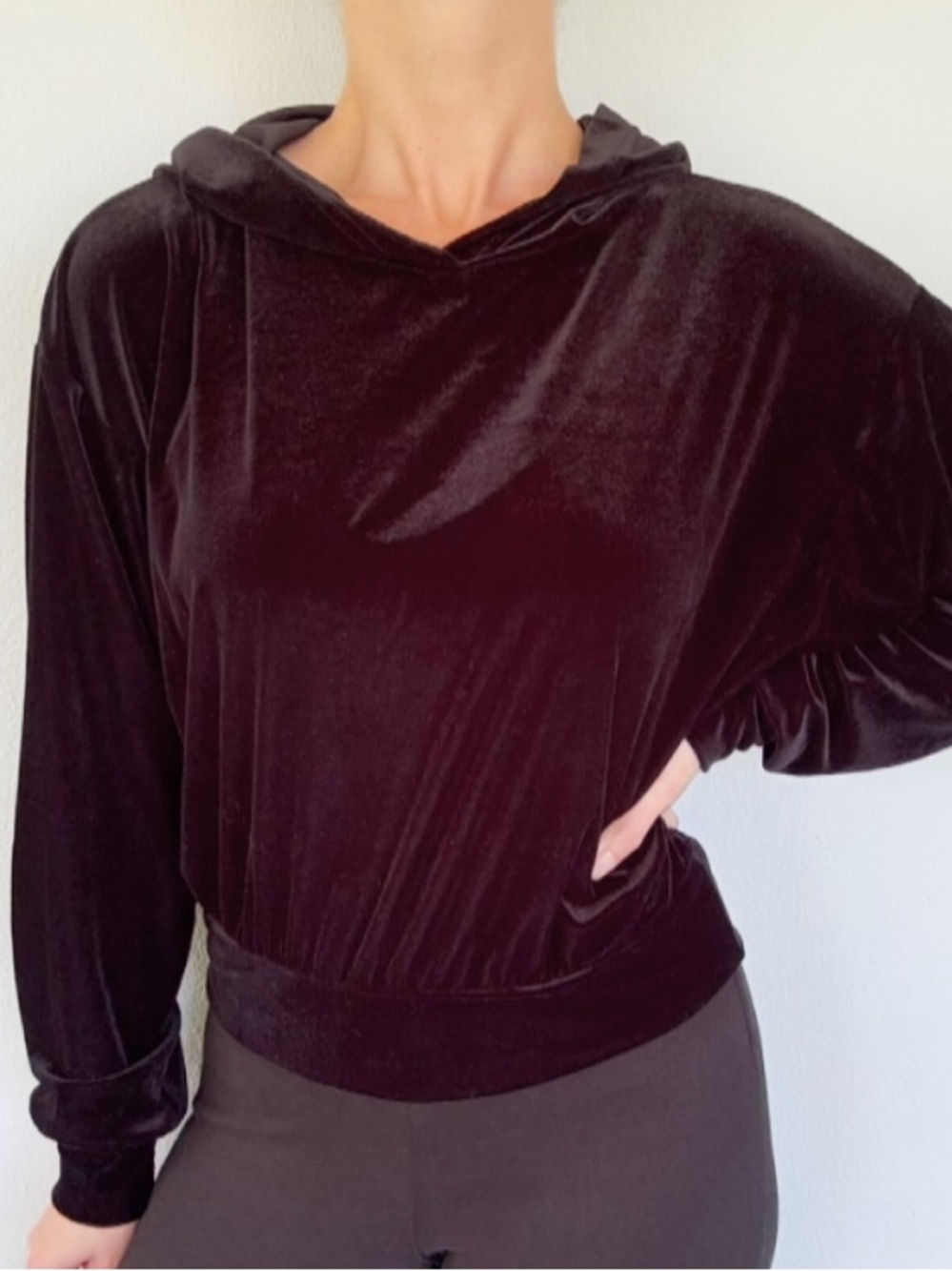 Express black velvet stretchy cropped pullover hoodie sweatshirt size medium